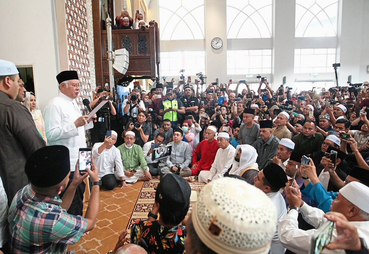 Najib Sumpah di Masjid Tidak Memesan Membunuh Model Cantik Altantuya