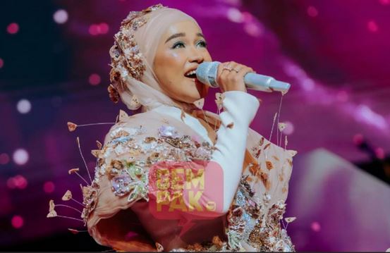 Ernie Zakri tutup konsert Aura penuh magis di Singapura Ernie Zakri tutup konsert Aura penuh magis di Singapura